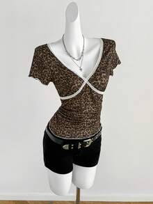 Sweetra 女士豹纹褶皱撞色滚边上衣，适合万圣节、感恩节、新年派对、通勤、日常穿着、旅行、度假 - V领，蕾丝滚边，短袖 - 棕色 - 查看 7