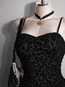 SHEIN ICON Đầm hai dây dáng xòe bất đối xứng in họa tiết da báo dành cho nữ cỡ lớn - màu đen - Xem 5