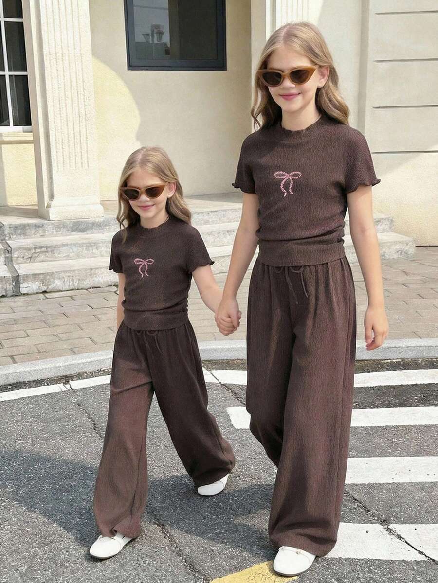 SHEIN 女童纯色咖啡色针织侧褶皱高领修身上衣和阔腿裤两件套,夏季海滩度假,母女/姐妹亲子装,家庭度假亲子装,节日装,法式风格,可爱优雅,甜美复古,时尚百搭。适合休闲日常穿着及上学穿着。 - 咖啡棕 - 查看 1