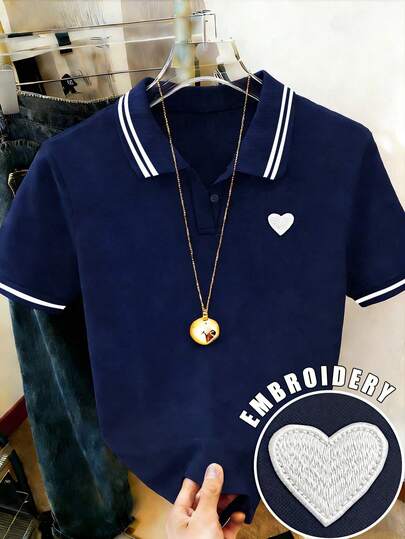 Resyla Camiseta gráfica casual de mujer con estampado de corazón, manga corta, botones delanteros y parches lisos