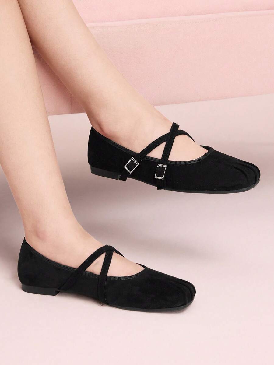 CUCCOO DOLLMOD Zapatos de mujer de punta cuadrada negros con característica de pliegues, correa cruzada de gamuza y bailarinas de bajo empeine - Negro - Ver 1