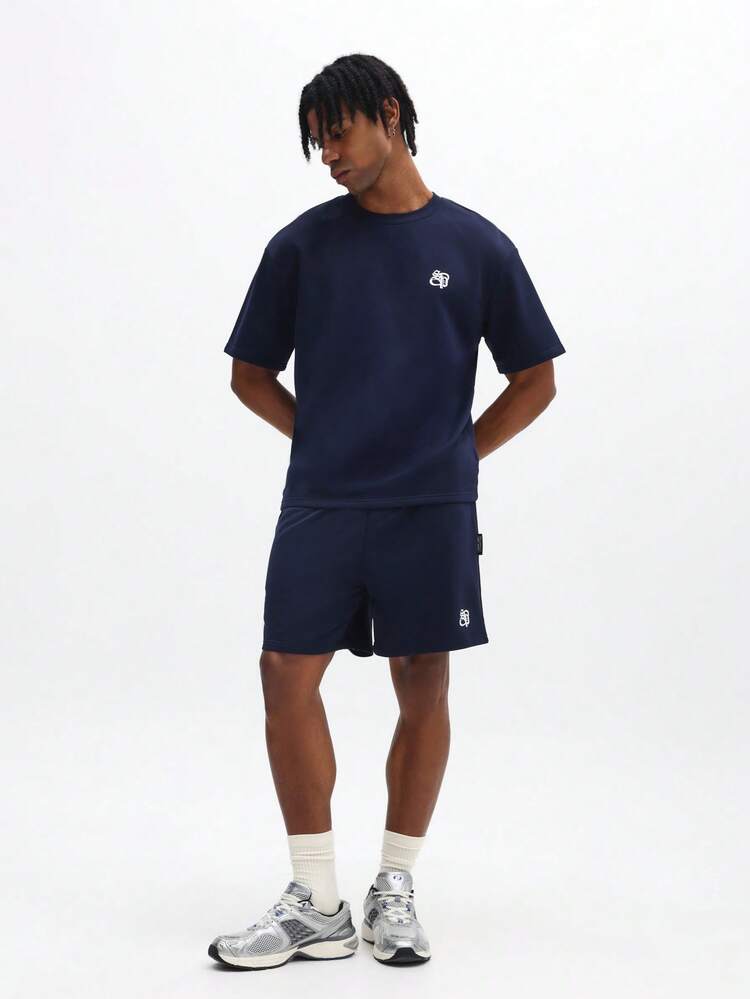 Conjunto de Camiseta de Manga Curta com Gola Careca e Shorts Combinando na Cor Azul Marinho com Estampa de Número Universitário