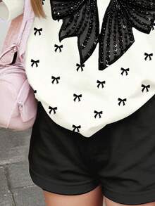 SHEIN Bộ quần áo 2 mảnh gồm áo thun ngắn tay và quần đùi in hình nơ nhỏ xinh xắn, màu đen thanh lịch, tối giản, thích hợp cho bé gái mặc vào mùa hè, trang phục hè dễ thương, đồ hè cho trẻ em, đồ đi chơi hè, phong cách Hàn Quốc, trang phục dự tiệc, thoải mái và thời trang cho trẻ em, trang phục xuân hè, trang phục thường ngày, áo thun in hình cho bé, phong cách hè mới, thời trang xuân hè. - Nhiều màu - Xem 3