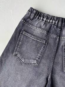 SHEIN Quần short denim đen dáng rộng, phong cách đường phố, vintage, cá tính, đính sequin lấp lánh, họa tiết chữ cái, thích hợp cho bé trai tuổi teen mặc hàng ngày, dự tiệc mùa xuân hè và các sự kiện đường phố. Bộ sưu tập thời trang mới SS26. - màu đen - Xem 5