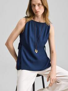 Ontre 女士无袖上衣，舒适梭织面料，露肩宽松版型，侧边系带蝴蝶结设计，现代都市时尚，适合商务、休闲、办公场合穿着，低调优雅，高品质机场、邮轮、婚礼宾客着装，百搭轻盈，尽显奢华质感 - 藏蓝色 - 查看 3