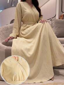 Yasmyna Vestido elegante árabe de manga larga con escote en V superpuesto, hombros caídos y bordado geométrico para mujer - Amarillo - Ver 1