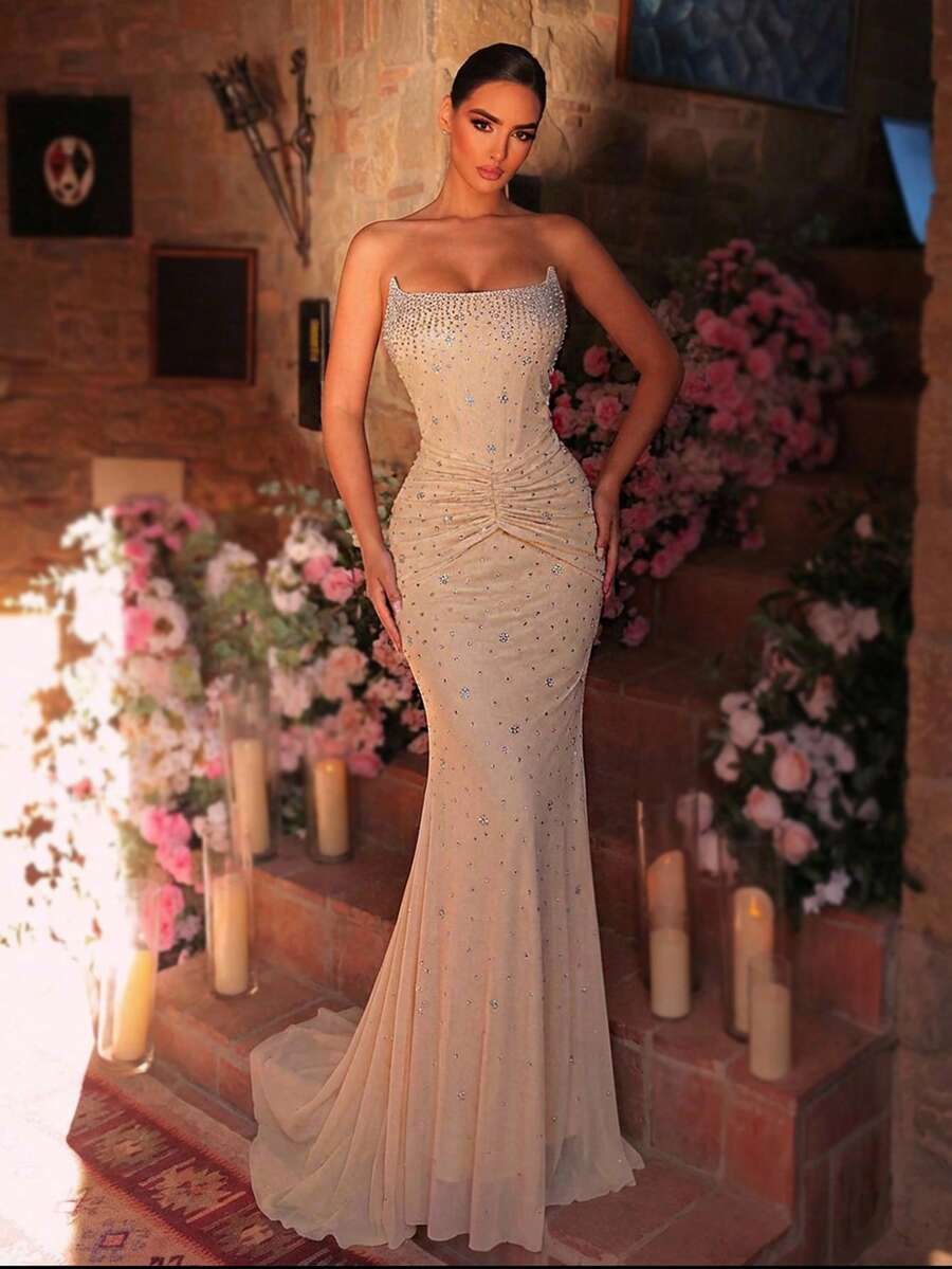 Glamrae 优雅杏色高弹力亮片针织抹胸美人鱼褶皱腰身奢华水钻装饰鱼尾裙摆长裙,适合婚礼、单身派对、正式场合。 - 杏色 - 查看 1