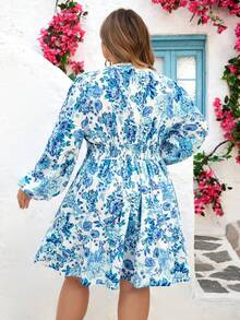 SHEIN CURVE+ Curve 尺码 US22 音乐节、海滨度假、波西米亚风 V 领印花梭织迷你连衣裙，适合春夏穿着，夏季服装，情人节、度假装、沙滩装、节日、浪漫优雅服饰、波西米亚风、甜美风、锐舞派对装、热带度假女装、狂欢节夏季宽松腰身碎花连衣裙 - 藍色 - 查看 2