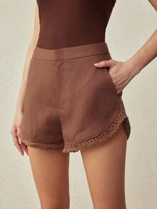 MOTF PREMIUM SHORTS COM RECORTE DE RENDA EM CONTRASTE DE LINHO, ESTILO VINTAGE - Café - Visão 3