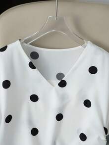 Franclia 女士新款波点V领宽松侧褶皱休闲衬衫，适合外出、度假、日常穿着、通勤、节日和约会，春夏款 - 黑與白 - 查看 4
