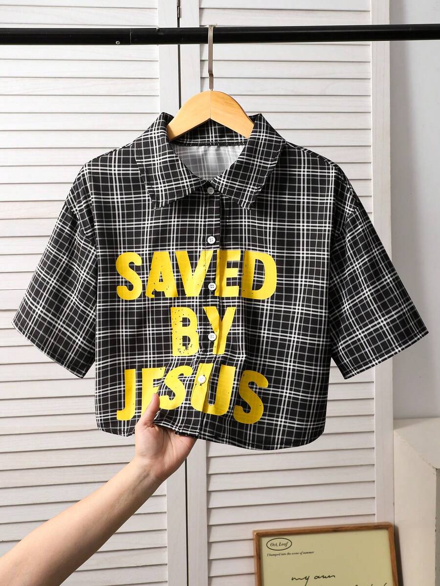 SHEIN Áo sơ mi tay ngắn in chữ và họa tiết kẻ caro đen trắng cho bé gái tuổi teen, áo cardigan ngắn cho trẻ em, cổ áo sơ mi, thiết kế vai rớt, cổ thấp, áo tay ngắn in chữ và kẻ caro cho bé gái, thích hợp mặc hàng ngày, đi chơi, mùa xuân và mùa hè. - Đen và trắng - Xem 1