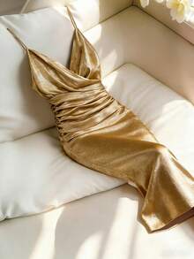 Franclia 【金色束腰吊带美人鱼礼服】缎面褶皱面料尽显高端质感。深V领搭配交叉绑带，恰到好处地展现肌肤。束腰褶皱设计凸显身材曲线，巧妙遮掩腰部。飘逸摇曳的裙摆，搭配细高跟鞋，适合约会或晚宴；也可搭配披肩，出席正式场合。这款礼服既能惊艳全场，又不会显得过于张扬。金色优雅连衣裙 女士缎面中长连衣裙 金色 金色连衣裙 优雅女士缎面连衣裙 奢华连衣裙 丝绸连衣裙 古铜色连衣裙 女士派对连衣裙 女士奢华连衣裙 女士优雅经典连衣裙 女士正式礼服 惊艳连衣裙 金色缎面连衣裙 奢华晚礼服 女士缎面连衣裙 优雅高级魅力晚礼服 - 金色 - 查看 4