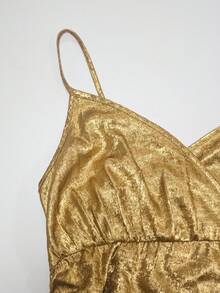 Franclia 【金色束腰吊带美人鱼礼服】缎面褶皱面料尽显高端质感。深V领搭配交叉绑带，恰到好处地展现肌肤。束腰褶皱设计凸显身材曲线，巧妙遮掩腰部。飘逸摇曳的裙摆，搭配细高跟鞋，适合约会或晚宴；也可搭配披肩，出席正式场合。这款礼服既能惊艳全场，又不会显得过于张扬。金色优雅连衣裙 女士缎面中长连衣裙 金色 金色连衣裙 优雅女士缎面连衣裙 奢华连衣裙 丝绸连衣裙 古铜色连衣裙 女士派对连衣裙 女士奢华连衣裙 女士优雅经典连衣裙 女士正式礼服 惊艳连衣裙 金色缎面连衣裙 奢华晚礼服 女士缎面连衣裙 优雅高级魅力晚礼服 - 金色 - 查看 6