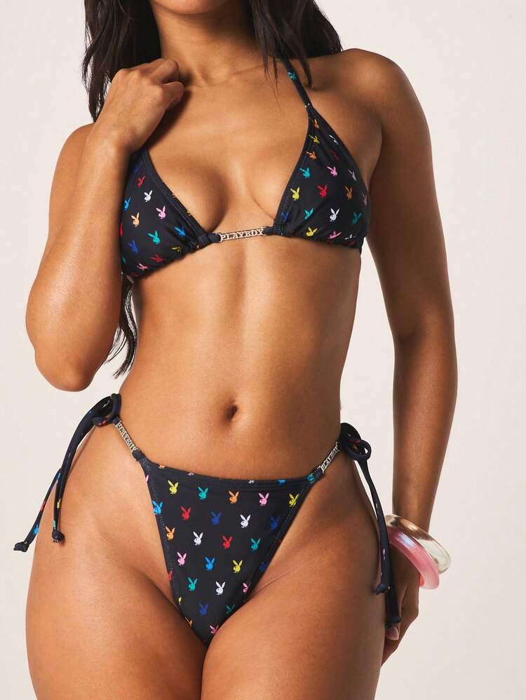 Missguided x Playboy Conjunto de Maiô Bikini Triângulo com Logo de Coelho, Estampa Colorida All Over e Amarração Lateral para Praia e Férias de Verão