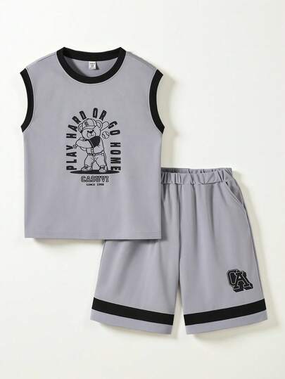 SHEIN Set de 2 piezas de camiseta de manga corta de cuello redondo con estampado de letras holgada y pantalones cortos con cintura elástica y estampado de letras holgados, conjunto de ropa de baloncesto de verano para niños