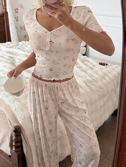 SHEIN 浪漫樱花印花女士修身V领纽扣装饰兔子睡衣套装