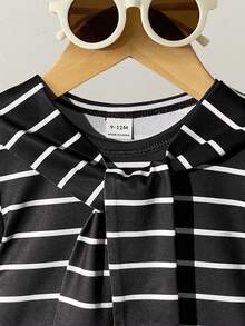 SHEIN Playful Pals 男婴休闲百搭舒适套装，包含一件披肩领条纹短袖T恤和一条可调节牛仔背带裤，适合通勤、上学、度假、运动、春夏季节穿着，尺码6个月至3岁，儿童服装，婴儿服装，幼儿T恤，幼儿背带裤 - 黑色 - 查看 3