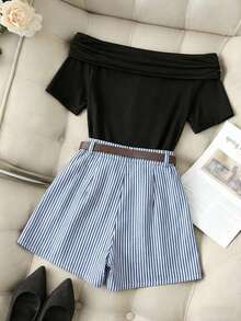 1 Conjunto de Camiseta Ajustada Negra de Manga Corta y Hombros Descubiertos Casual y Elegante para Mujer, Combinada con Falda Corta a Rayas Azul y Blanca de Moda con Cinturón - Negro - Ver 2
