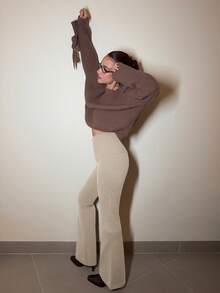 Abrilcols 极简主义通勤与家居服杏色高腰紧身喇叭女式针织裤 - 卡其色 - 查看 4