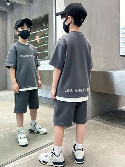 SHEIN 男童休闲韩版宽松字母印花圆领短袖T恤搭配松紧腰短裤套装，适合春夏季节、户外玩耍、上学、街头风、派对和休闲穿着。