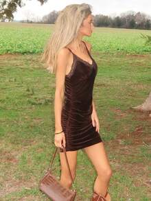 Sydney Algeri 女式秋季新款性感蕾丝拼接天鹅绒V领吊带背心收腰修身紧身裙 - 棕色 - 查看 5