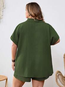 SHEIN CURVE+ Curve 尺码 US22 音乐节、海滨度假、波西米亚休闲纯色衬衫短裤套装 - 軍綠色 - 查看 3
