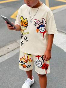 SHEIN 2件組兒童/青少年男孩塗鴉字母印花圓領寬鬆針織短褲套裝，米色夏季街頭風城市度假休閒百搭舒適穿搭 - 杏色 - 查看 2