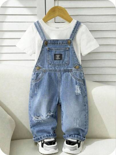 SHEIN 男婴秋冬街头风做旧休闲柔软可爱蓝色牛仔字母贴布翻盖口袋宽松宽松牛仔背带连体衣，新品上市，男童返校服装，婴儿街头服饰套装