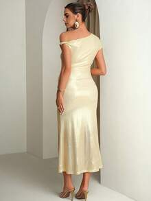 MaterniChic Vestido elegante de festa para gestantes com decote assimétrico metálico e cauda de sereia. - Ouro - Ver 2