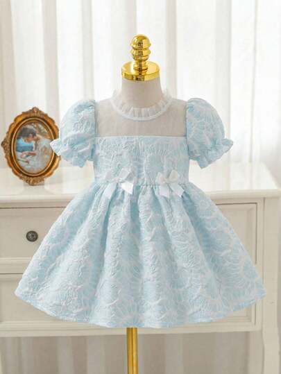 Baby Girl's Ruffle Collar Puff Sleeve Bow A-Line Dress. Solid Floral Fashionable And Elegant, Exquisite 3D Bow Detail Cute, Classic A-Line Silhouette Stylish, Suitable For Various Baby Body Types. Whether For Daily Outings, Casual Home, Or Attending Parties, It Can Make Your Baby The Shining Little Princess. Also An Ideal Fashionable Item Chosen By Moms For Their Babies.