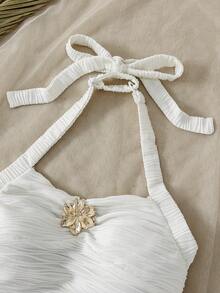 SHEIN 这款少女吊带连衣裙采用竖条纹褶皱面料，露肩设计，饰以金色花朵，面料柔软舒适，适合夏季穿着。修身褶皱剪裁，优雅的装饰使其适合日常或轻度社交场合，穿着舒适不紧绷，易于搭配和保养，打造甜美温柔的少女形象。 - 白色 - 查看 5