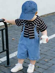 SHEIN Playful Pals 男婴休闲百搭舒适套装，包含一件披肩领条纹短袖T恤和一条可调节牛仔背带裤，适合通勤、上学、度假、运动、春夏季节穿着，尺码6个月至3岁，儿童服装，婴儿服装，幼儿T恤，幼儿背带裤 - 黑色 - 查看 1
