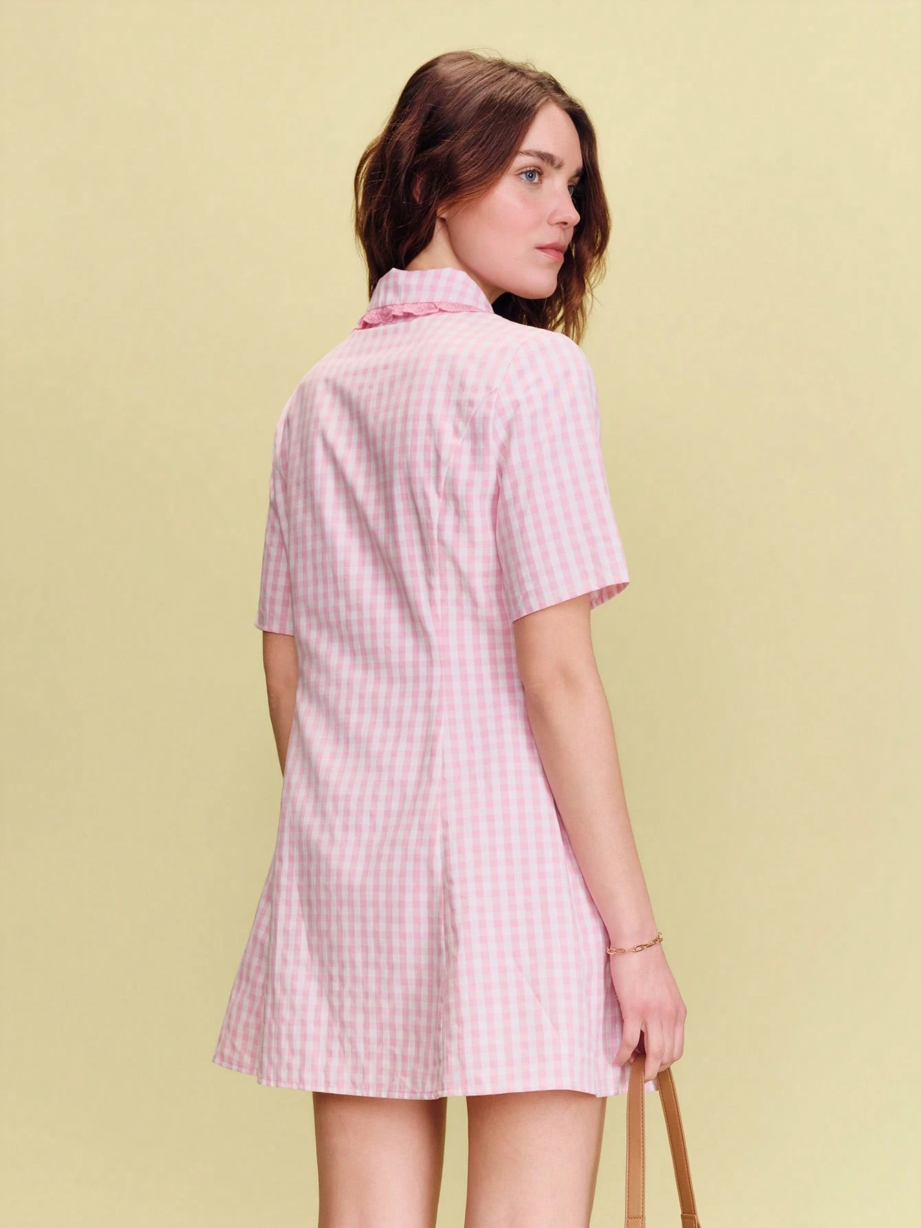 Vestido camisa mini a cuadros rosa y blanco con cuello bordado en rosa, estilo lindo de primavera y verano con estilo francés y parisino