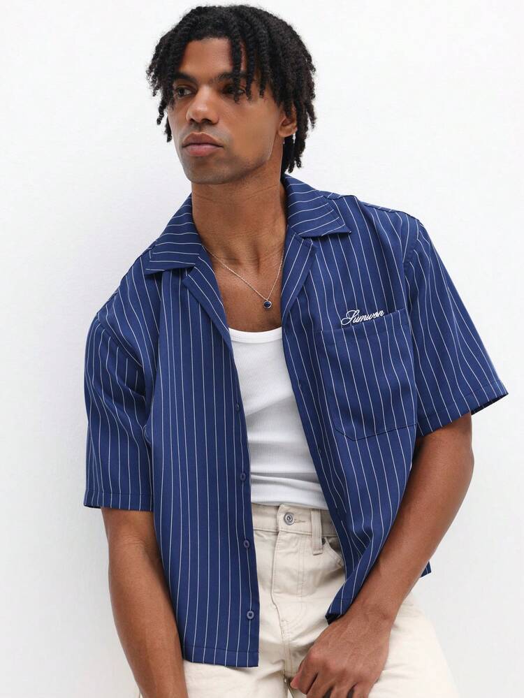 Camisa Casual de Verão com Botões, Mangas Curtas, Listras Verticais, Ajuste Justo e Bordado nas Costas