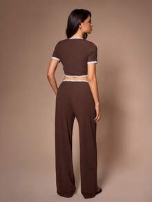 SHEIN Bộ đồ ngủ nữ cổ chữ V tay ngắn, quần dài, in họa tiết, có dây rút, kiểu dáng thường ngày, 2 mảnh, thích hợp mặc ngoài trời. - màu nâu - Xem 2
