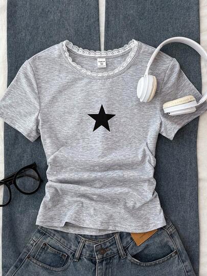 少女纯色针织圆领套头衫，星形图案撞色印花，侧腰褶裥设计，短袖T恤，夏季穿着，基础款，休闲风格。