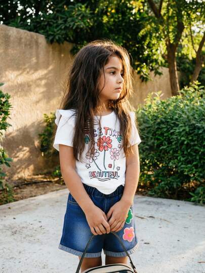 SHEIN 2 piezas Conjunto de shorts vaqueros para niñas, camiseta de manga corta con estampado floral blanco y shorts vaqueros, estilo casual y lindo para vacaciones y campo, verano