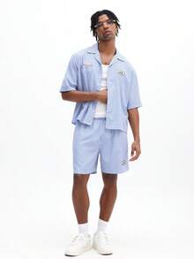 SUMWON 条纹短袖衬衫和配套短裤套装 夏季休闲两件套 复古赛车贴片 - 藍白色 - 查看 7