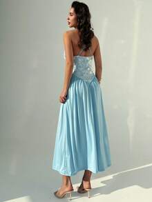 Nevyona 新款女士优雅性感连衣裙，完美适用于办公、度假、海滩郊游、通勤、浪漫造型、宴会、派对、生日派对、音乐会、情人节和嘉年华等场合。这款新款春夏女士蓝色露背V领亮片褶皱长款性感连衣裙也适合度假、优雅海滩装扮等多种场合。它是一款适合婚礼宾客穿着的性感长裙。 - 藍色 - 查看 2