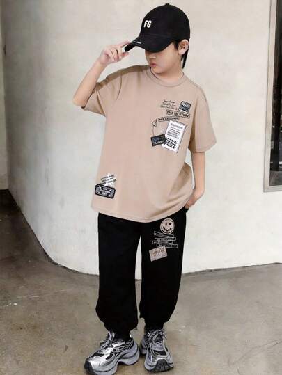 SHEIN 两件套男童休闲运动字母印花短袖圆领T恤和松紧腰裤套装，适合春、夏、秋季穿着，非常适合户外玩耍、上学、街头风、派对和休闲场合，性价比高。