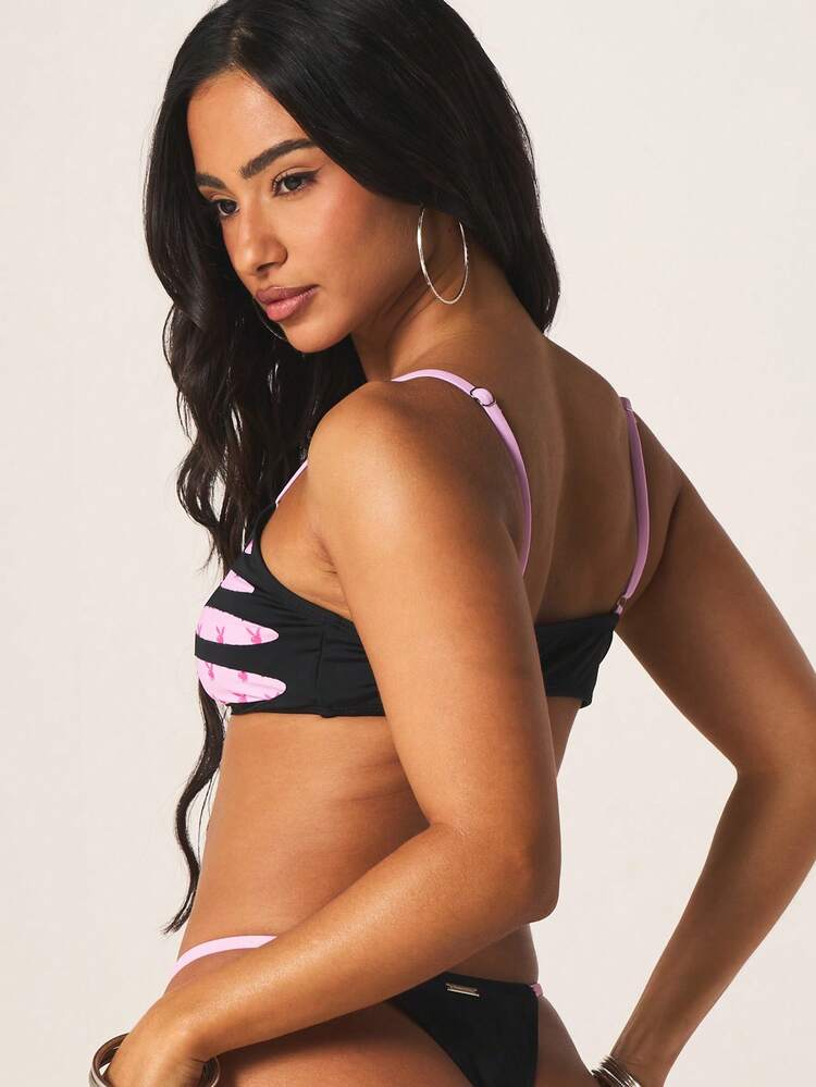 Missguided x Playboy Ensemble de bikini à col bénitier avec imprimé lapin dessin animé noir et rose, à bretelles spaghetti. Maillot de bain d'été deux pièces avec détail côté échelle et bas échancré