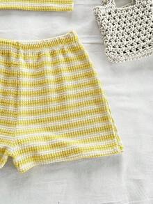 Soleia Bộ 2 món dành cho nữ, màu đỏ và trắng, chất liệu dệt kim, kiểu áo quây, kèm nơ và quần short cạp chun. - Màu vàng - Xem 7