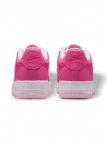 Nike Air Force 1 女款运动鞋（小学款）吸汗透气轻便纯色易洗百搭学生鞋（GS）粉色 IO7454-684 - 淺粉色/粉紅色 - 查看 4