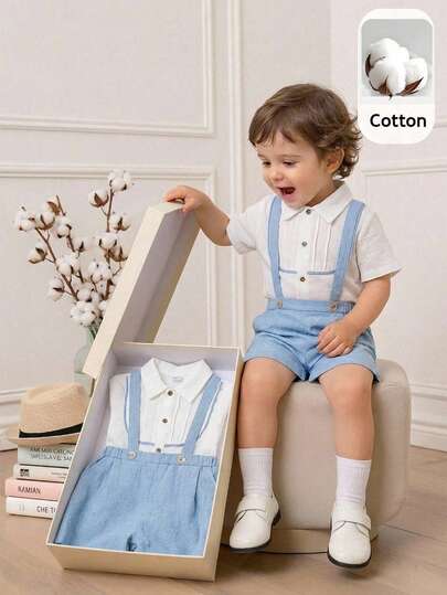 SHEIN Set de 2 piezas de camisa de manga corta blanca y pantalones cortos con tirantes azules de estilo preppy para bebé niño, conjunto de caballero, traje formal, adecuado para vacaciones, 1 mes, bautizo y celebración del 1er cumpleaños, baby shower, elegante, invitado de boda, paje, portador de anillos, boda