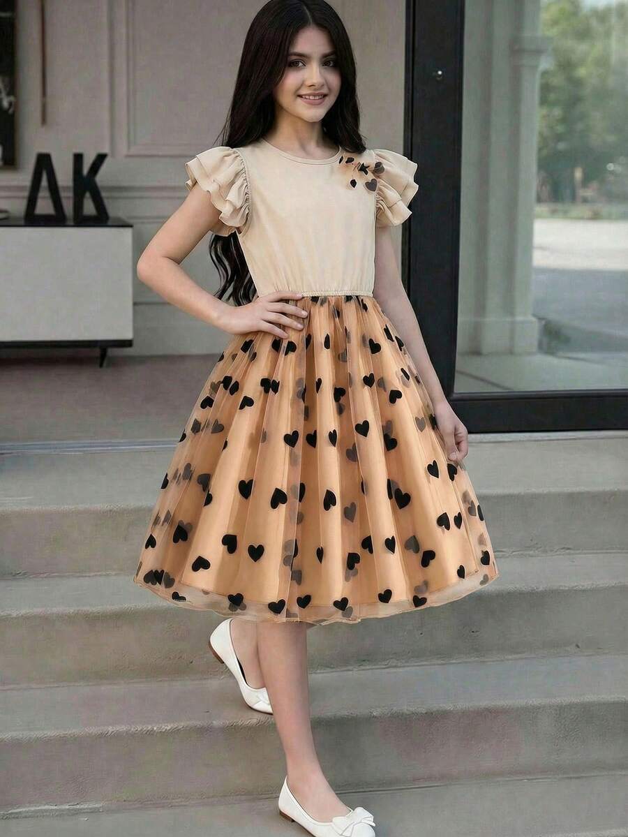 SHEIN Vestido Para Niña Con Malla De Corazón Y Ribeteado De Volantes Con Moño En La Parte Delantera - Caqui - Ver 1