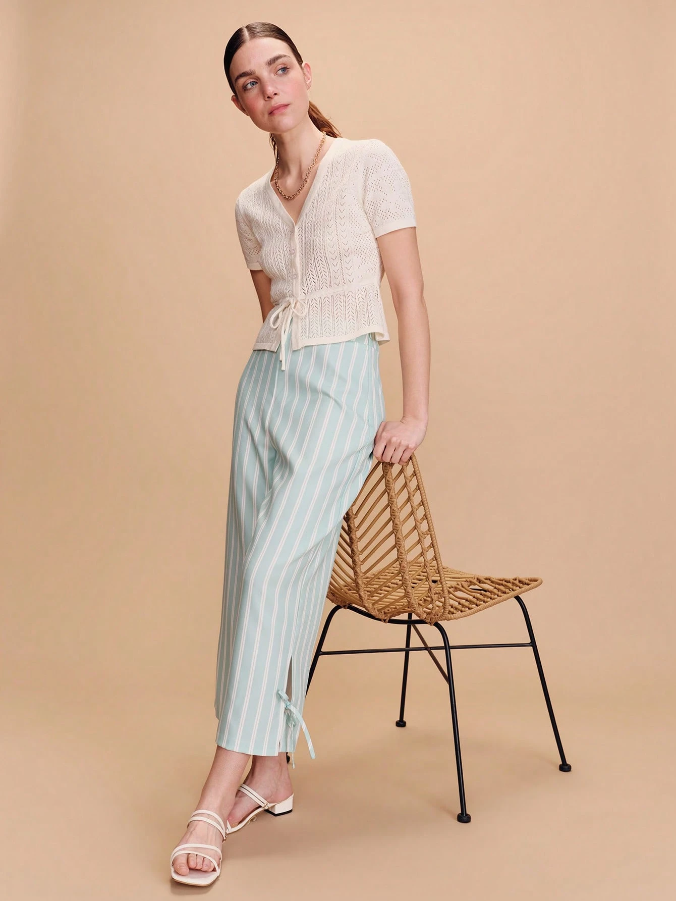 Hochgeschnittene, gerade geschnittene, salbeigrün und weiß gestreifte 3/4 Hose mit Bindebanddetail, süßer Stil für Frühling und Sommer, französischer Stil, Pariser Stil