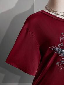 SHEIN ICON Camiseta holgada con hombros oblicuos y estampado punk para mujer de talla grande - Burdeos - Ver 10