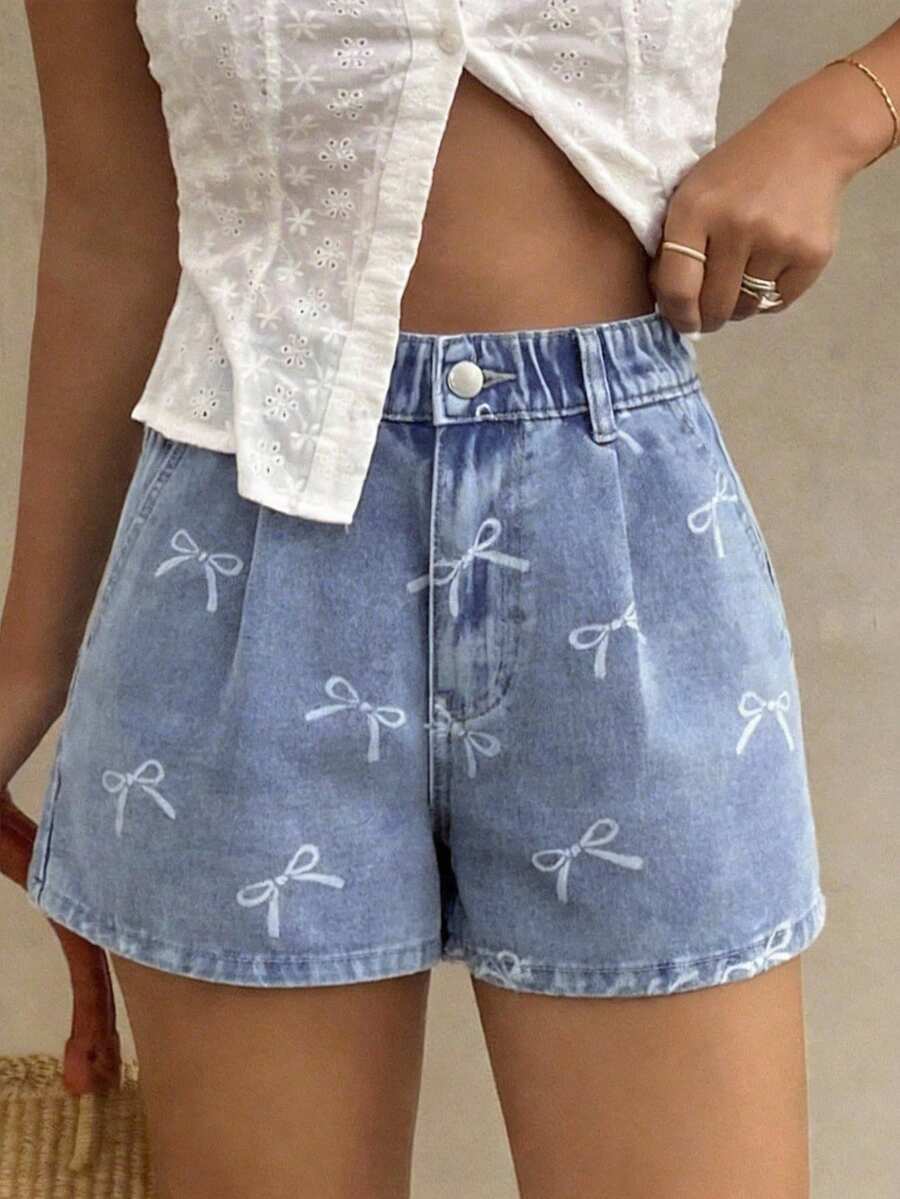 SHEIN 少女蝴蝶结装饰蓝色牛仔荷叶边宽松短裤,夏季休闲时尚度假风,街头穿搭,2000年代风格,舒适柔软牛仔面料,舒适柔软牛仔短裤,夏季牛仔短裤,中腰裤 - 淺色水洗藍 - 查看 1