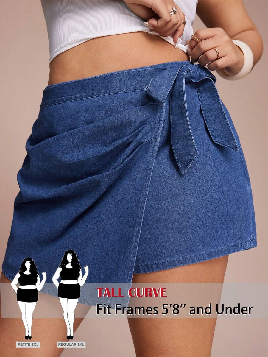 SHEIN PETITE CURVE 大码女式夏季休闲牛仔短裙,系带裹身式腰部褶皱蓝色百搭牛仔裙裤,内置短裤,完美搭配沙滩和度假装扮。大码纯色褶皱系带休闲裹身牛仔短裤。 - 中等水洗藍 - 查看 1