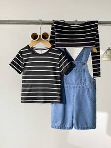 SHEIN Playful Pals 男婴休闲百搭舒适套装，包含一件披肩领条纹短袖T恤和一条可调节牛仔背带裤，适合通勤、上学、度假、运动、春夏季节穿着，尺码6个月至3岁，儿童服装，婴儿服装，幼儿T恤，幼儿背带裤 - 黑色 - 查看 9